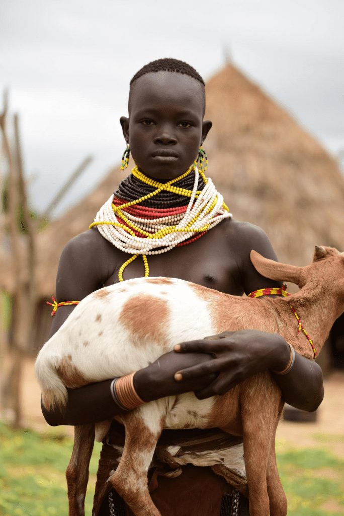 Etiopien – Omo, pige med ged
