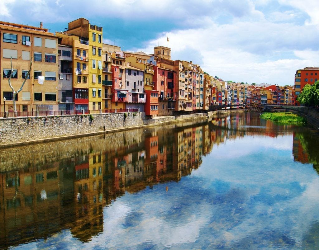 Spanien – Girona, kanal, huse