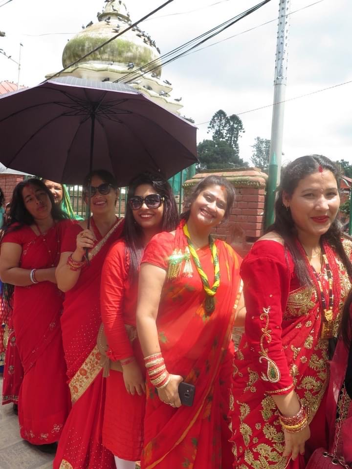 Nepal kvinder i rødt