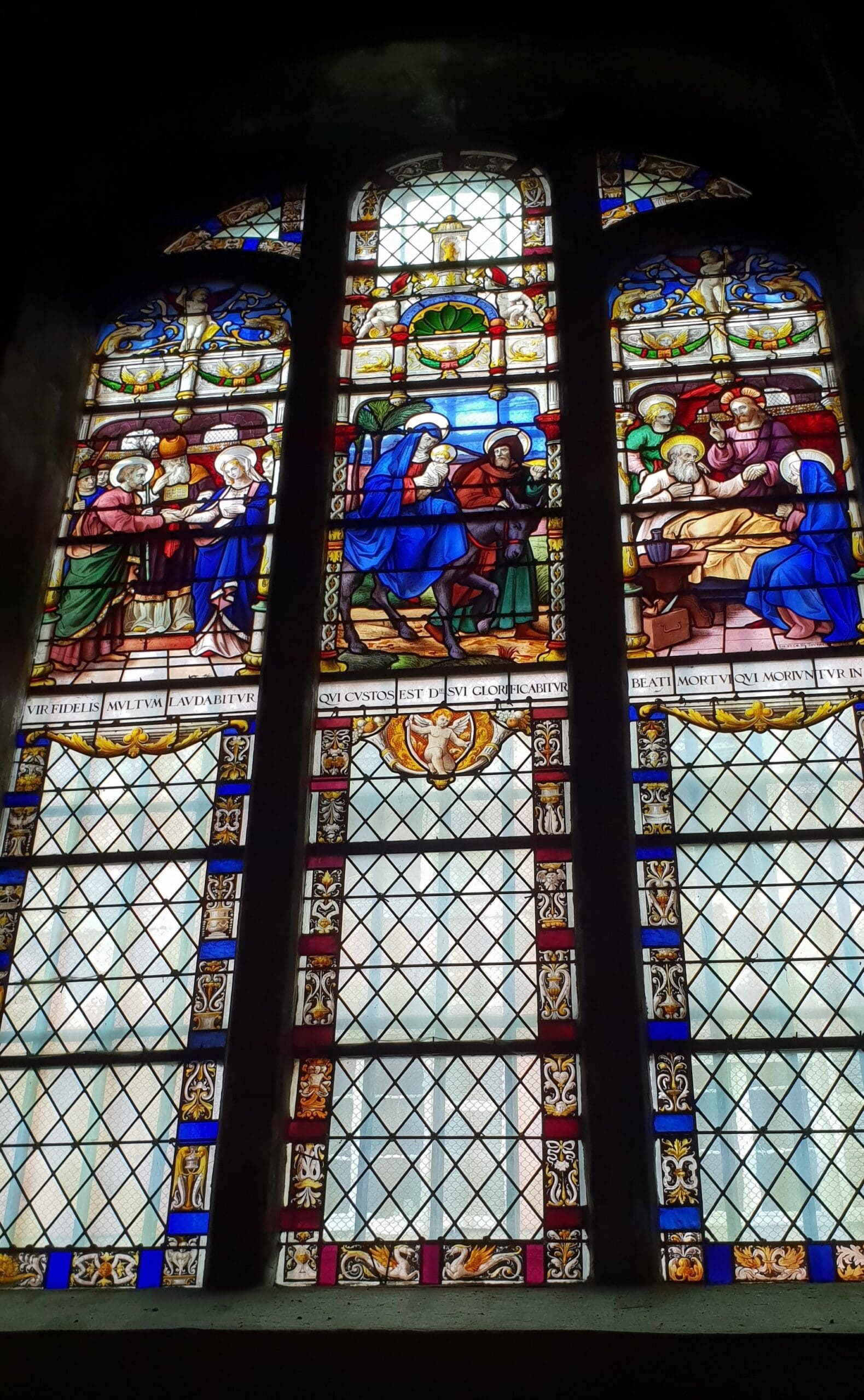 Epinal 1 Smuk og velbevaret, farvet glasmosaik i Saint Maurice Basilikaen.